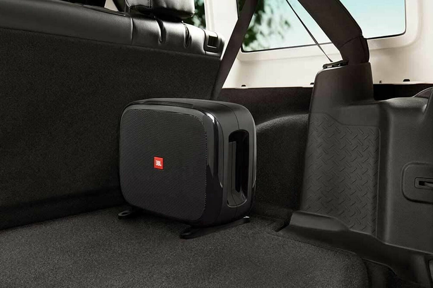 JBL FUSE bass reflex subwoofer 8" (200 mm).